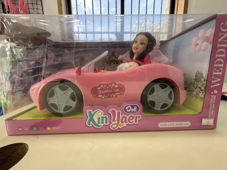 لعبه في سياره عرسهاDoll in her wedding car